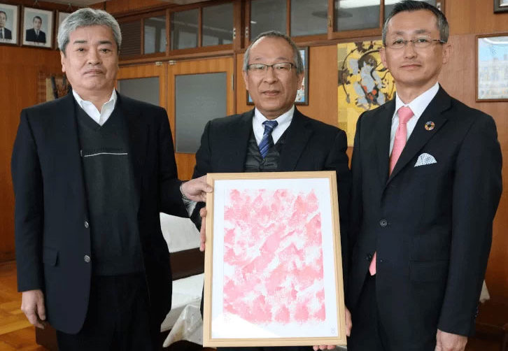 愛知県立一宮東特別支援学校様「小原の四季桜をイメージしたアートフラッグバナーと児童たちのアート原画を寄贈させていただきました。