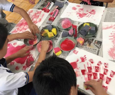 愛知県立一宮東特別支援学校様「小原の四季桜をイメージしたアートフラッグバナーと児童たちのアート原画を寄贈させていただきました。1